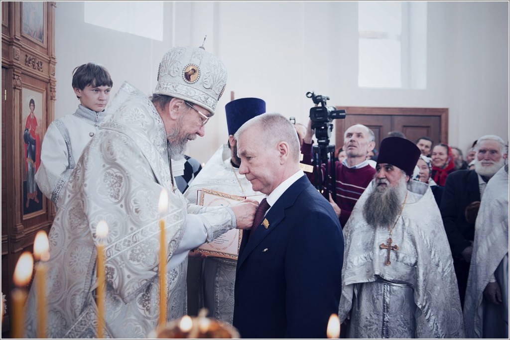 Митрополит Анастасий вручает Угаслову Николаю Федоровичу медаль имени святителя Гурия Казанского 